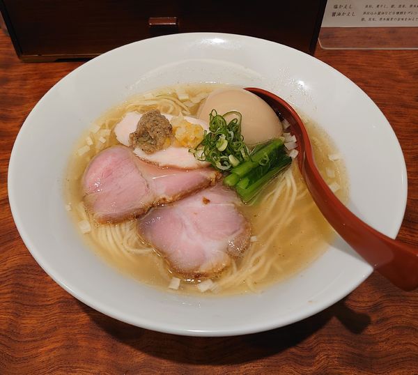 「塩そば+煮玉子(1000円)」@三馬路 東京店の写真