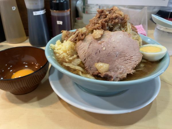 「ラーメン少なめ　ニンニクちょい野菜ちょいあぶら　生卵」@ラーメン富士丸 平塚店の写真