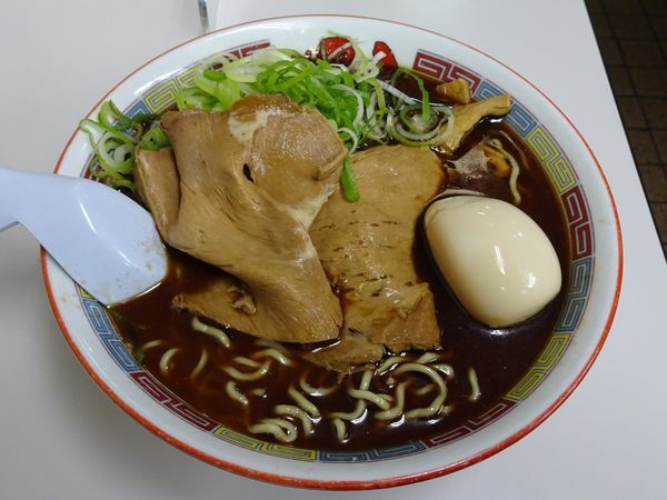 「しょうゆ輪ねぎ（950円）濃い＋半熟煮たまご（100円）」@ラーメン 蜂屋 5条創業店の写真