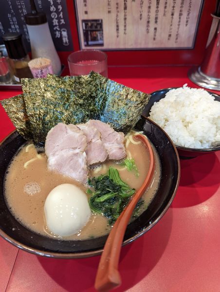 「特選 並 + 大ライス(無料)」@横浜ラーメン おか本の写真