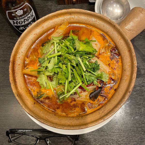 「羊肉水煮砂鍋麺（羊肉四川の辛いスープ麺）」@ちょもらんま酒場 八重洲地下街店の写真