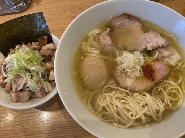 「MIXワンタン煮卵塩ラーメン1250平打ち麺」@地球の中華そばの写真
