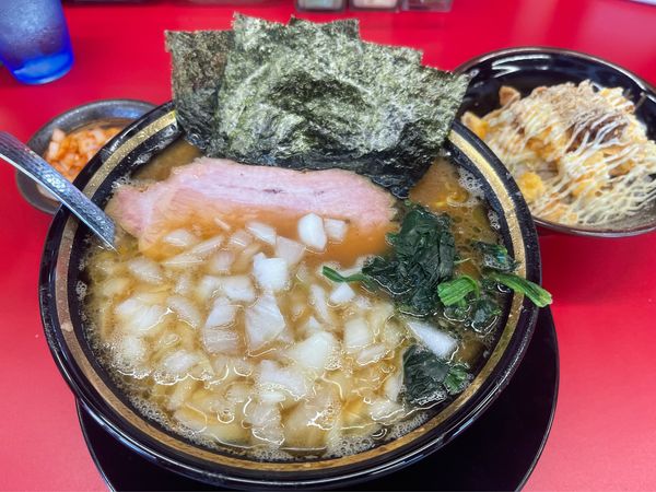 「ラーメン＋玉ねぎ＋半玉子まぶし＋辛玉」@王道家直伝 との丸家 八潮店の写真