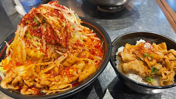 「鬼紅(野菜ドカ盛り)+紅丼」@麺創研 紅 府中の写真