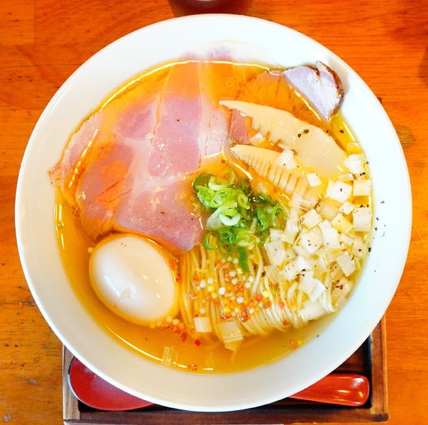 「丸鶏塩そば＋味玉」@麺栞 みかさの写真