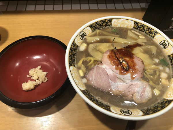 「ラーメン (900円)」@すごい煮干ラーメン凪 新宿ゴールデン街店 別館の写真