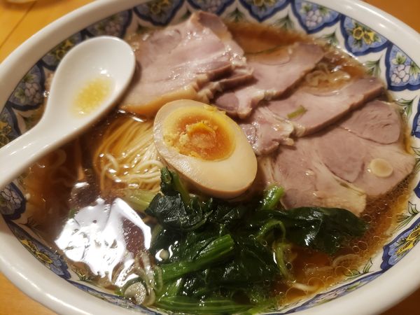 「醤油チャーシュー麺」@中国ラーメン 揚州商人 横浜スタジアム前店の写真