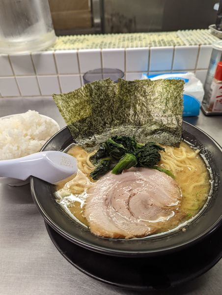 「ラーメン 500円 + ライス(無料)」@横浜家系ラーメン武骨家 溝口店の写真