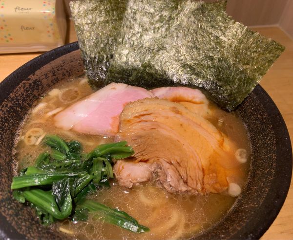 「豚骨醤油ラーメン＋バラチャーシュー1枚＋半ライス」@麺家 燻の写真