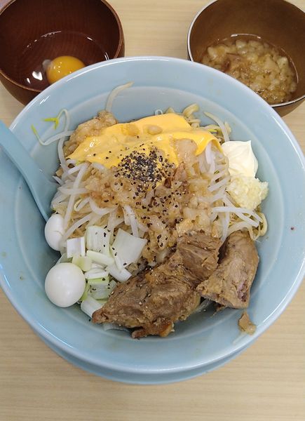 「汁なし(豚2､うずら2)+チーズ､生卵」@麺屋 顎で喰らえの写真