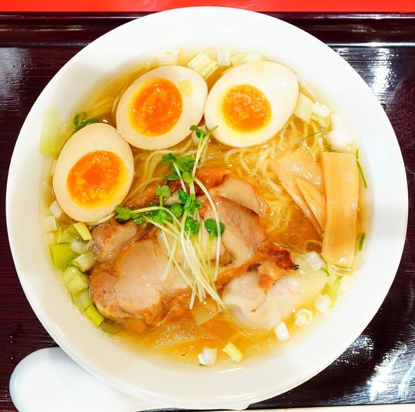 「とりそば＋煮たまご＋サッポロ黒ラベル（小瓶）」@鳥藤とりそばスタンド グランスタ東京店の写真