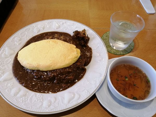 「ドライカレーオムレツのせ スープ付き 1200円」@神田ルー・ド・メール Loup de merの写真