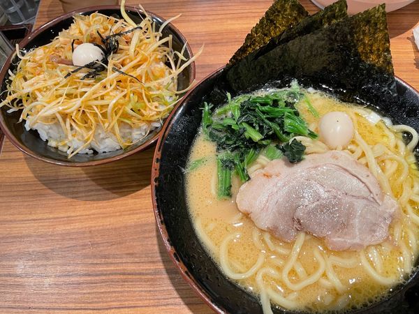 「ラーメン並　ネギチャー丼」@横浜家系ラーメン 壱角家 メトロ西葛西店の写真