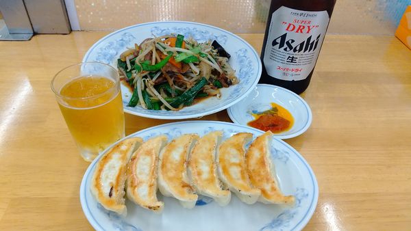 「スーパードライ+レバニラ+餃子（¥520+480+260)」@ぎょうざの満洲 荻窪南店の写真