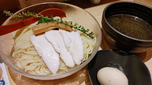 「モロヘイヤの和風つけ麺・大盛り(味玉クーポン)￥1,070」@焼きあご塩らー麺 たかはし アトレ川崎店の写真
