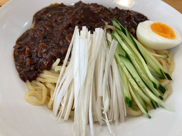 「ジャージャー麺+唐揚げ2個」@めん屋大黒 ひたちなか店の写真