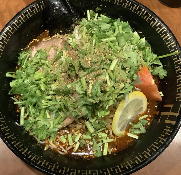 「[限定]スパイス冷やしラーメン　＋　パクチー」@スパイス・ラー麺 卍力 秋葉原店の写真