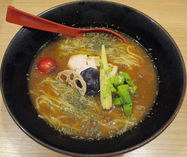 「＜夏の焼きあご麺＞冷たいスパイスカレーらー麺　950円」@焼きあご塩らー麺 たかはし 恵比寿店の写真