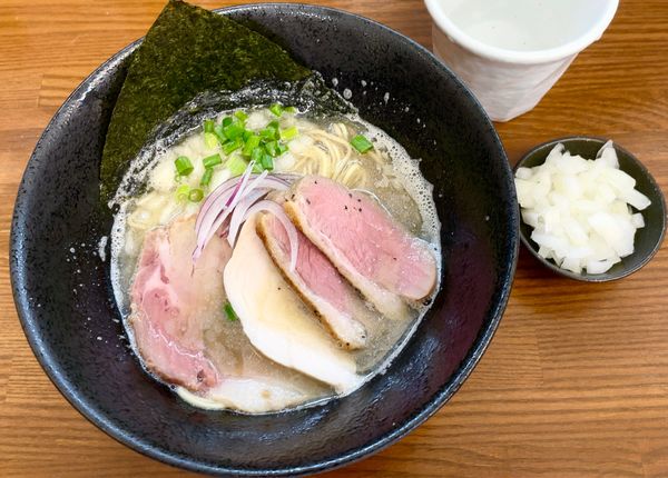 「純煮干らーめん with刻み玉ねぎ／追加鴨チャーシュー & 和え」@麺家 本倉の写真