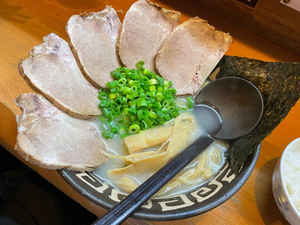 「鶏白湯しお、チャーシュートッピング」@麺恋 佐藤 澄川本店の写真