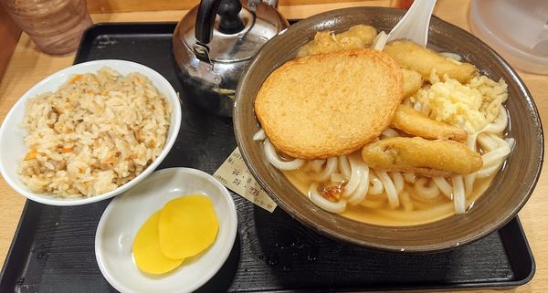 「丸天うどん+ごぼう天+かしわ飯」@牧のうどん 博多バスターミナル店の写真