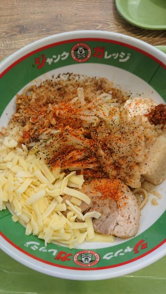 「まぜそば(玉子なし)+チーズ×3」@ジャンクガレッジ フォレオ菖蒲店の写真