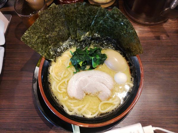 「ラーメン+味玉+のり」@横浜家系ラーメン 大黒家 甲府駅前店の写真