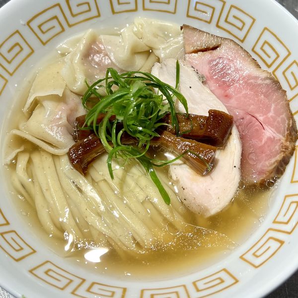 「塩らーめん（平打ち麺）＋ワンタン」@中華そば アンズノ木の写真