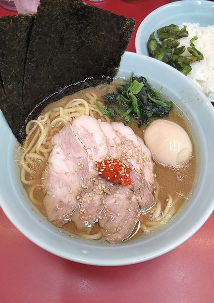 「チャーシューめん+味玉､ライス」@横浜ラーメン 武蔵家 大宮店の写真