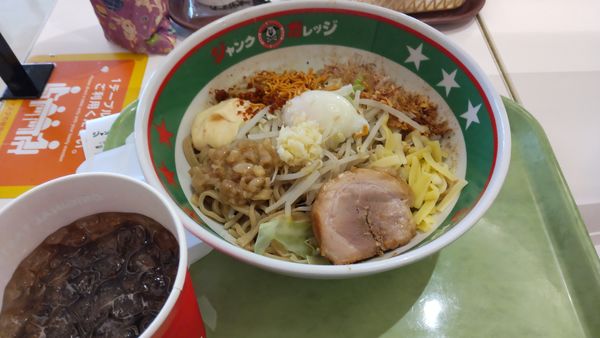 「まぜそば大盛り900円全マシ」@ジャンクガレッジ イオンレイクタウンmori店の写真