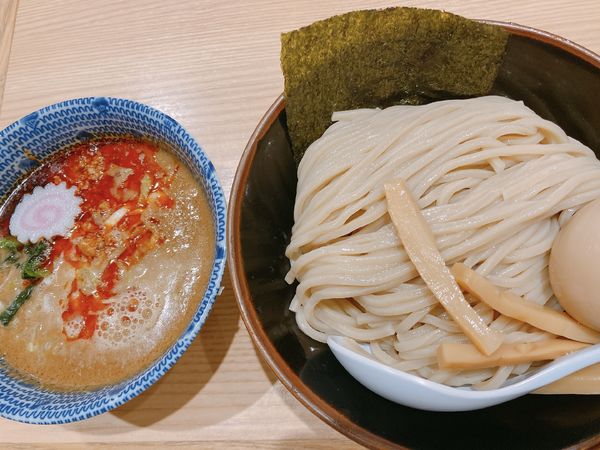 「坦々つけ麺（並盛）＋味玉」@舎鈴 JRさいたま新都心ビル店の写真