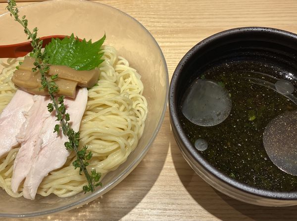 「【限定】モロヘイヤの冷やしつけ麺　９５０円」@焼きあご塩らー麺 たかはし アトレ川崎店の写真