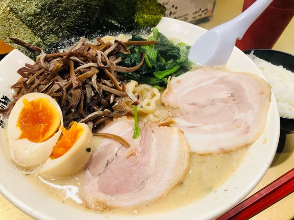 「家系超ごっつ 950円」@超ごってり麺 ごっつ 亀戸本店の写真