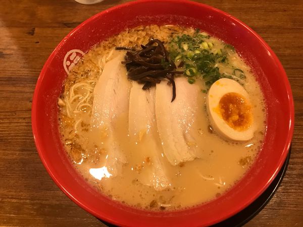 「豚骨ラーメン」@豚骨拉麺 酒場 福の軒 関内ベイスターズ通り店の写真