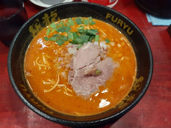 「辛ラーメン、替玉２玉」@とんこつラーメン 博多風龍 渋谷店の写真