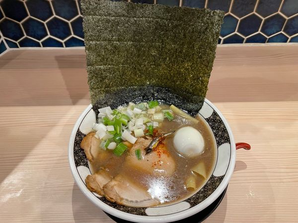 「すごい煮干らーめん(醤油)」@鮨とラーメン うおがしや 鶴屋町店の写真