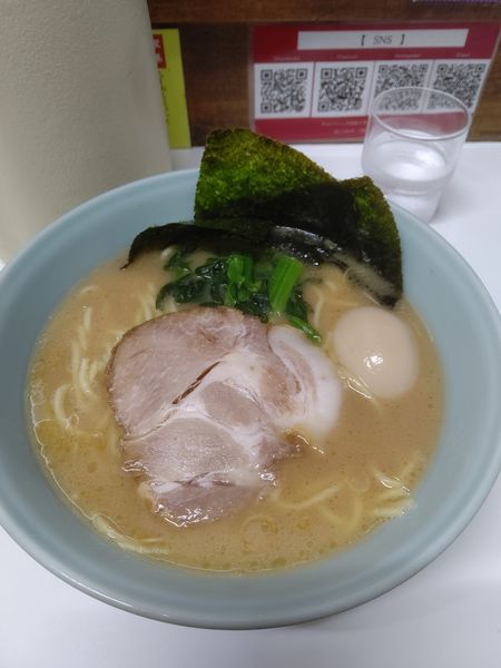 「ラーメン中+半熟味付玉子」@横浜家系ラーメン 楊喜家の写真