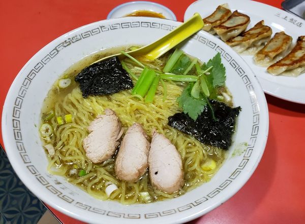 「スペシャルラーメン塩 餃子」@海新山の写真