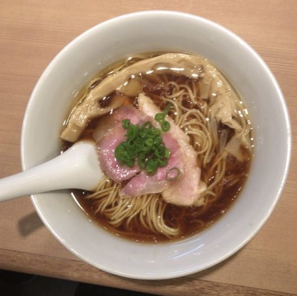 「醤油らぁ麺」@らぁ麺はやし田 多摩センター店の写真