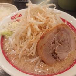 もやしラーメン810円、ごはん120円、生ビール500円