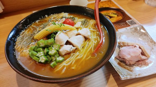 「冷たいスパイスカレーらー麺・大盛り(ちゃーしゅー２種盛り)」@焼きあご塩らー麺 たかはし 恵比寿店の写真