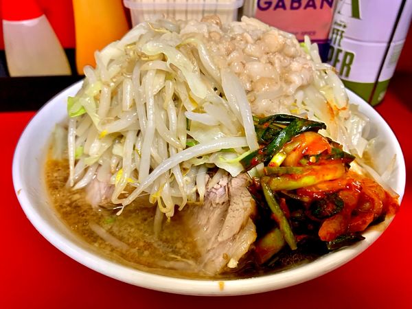 「大ラーメンぶた2枚　ピリ辛にらだれ　ヤサイマシニンニクアブラマシ」@ラーメン二郎 中山駅前店の写真