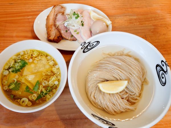 「政宗の昆布水つけ麺（塩）980円　特製トッピング350円」@つけ麺 弥七の写真