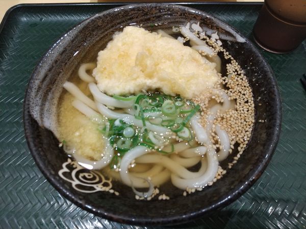 「とり天かけ小」@はなまるうどん 渋谷明治通り店の写真