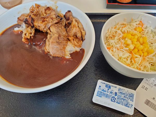 「牛カルビ黒カレー＋生野菜サラダ・和風ドレッシング」@吉野家 16号線磯子丸山店の写真