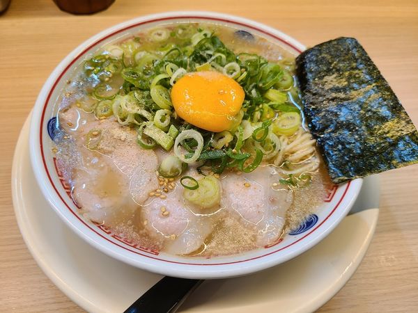「生卵淡口豚骨ラーメン+ネギ+替玉」@空ノ色 王子店の写真