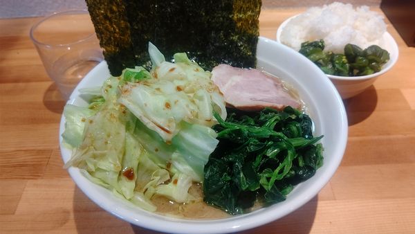「キャベツラーメン850円＋ホウレン草100円サービスライス」@横浜家系ラーメン おか家の写真