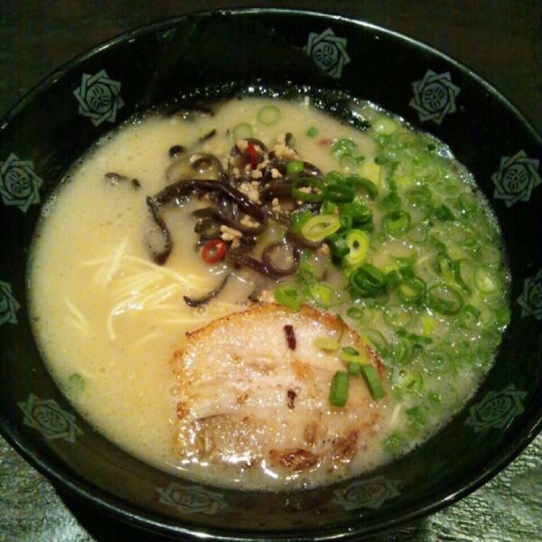 「豚骨らーめん」@とんこつらーめん俺式 純 東京ラーメンストリート店の写真