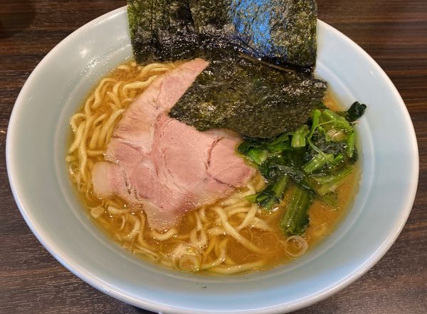 「六角家イズムライト豚骨中盛 海苔 硬 多」@横浜らーめん 寿三家の写真