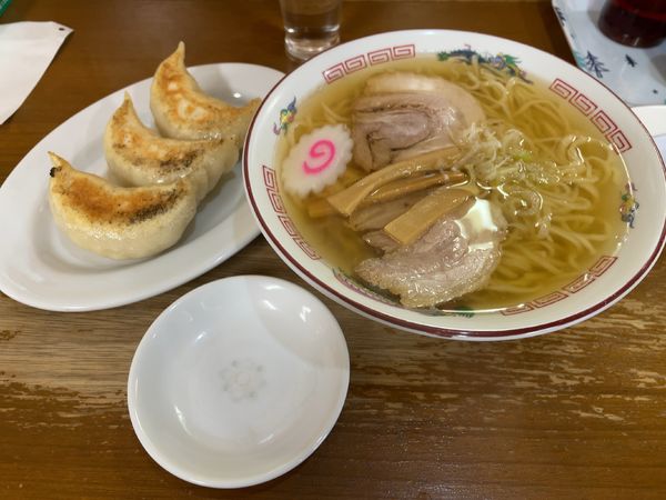 「手打ちラーメンと3個餃子」@叶屋の写真